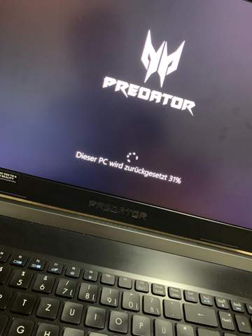 Mein Predator Helios 300 ist während windows 10 recovery seit einer Stunde bei 31% stecken...