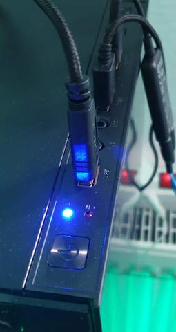 Was bedeutet diese rote LED(rechts neben der blau leuchteten)?