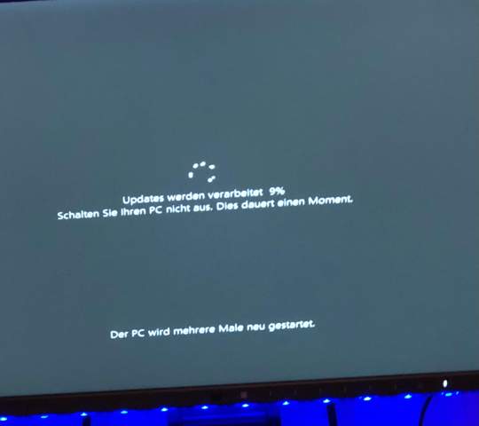 Ich mache gerade ein Win 10 Update und der Bildschirm sieht komisch aus glaube eine...