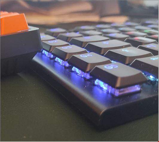 Um welche Tastatur handelt es sich rechts im Foto?