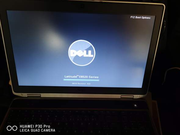 Dell Laptop bleibt bei Dell Logo hängen?