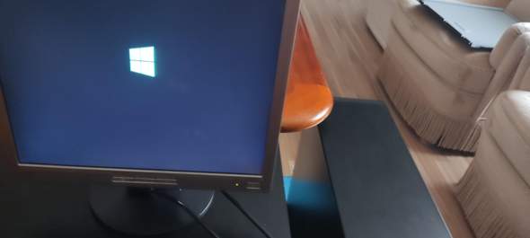 Windows Logo steckt fest während installtion von Windows 10?