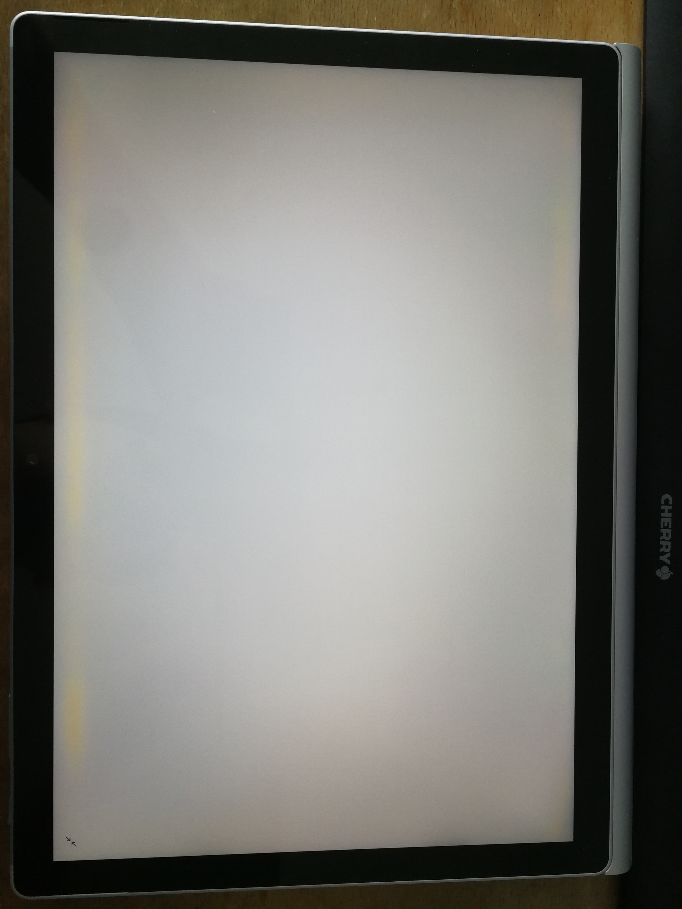 Wärmeentwickung beim Surface Book 2 mit folgenden Verfärbungen am Display