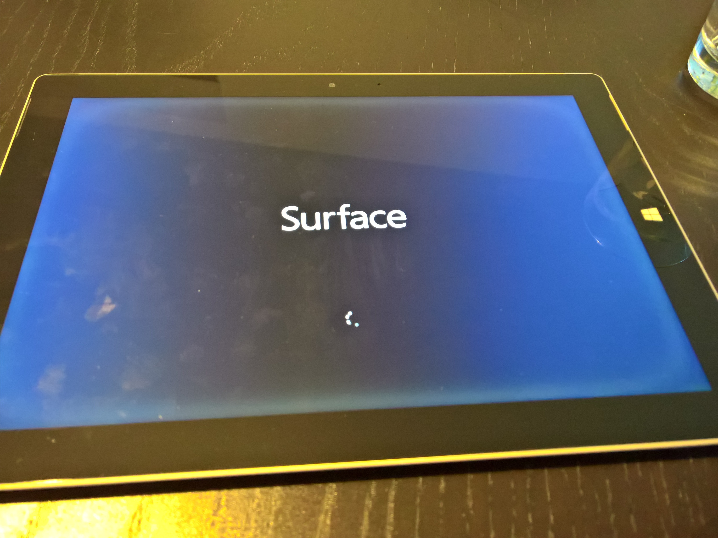 Surface - weißer Bildschirm, schwarze Ecken, Streifen