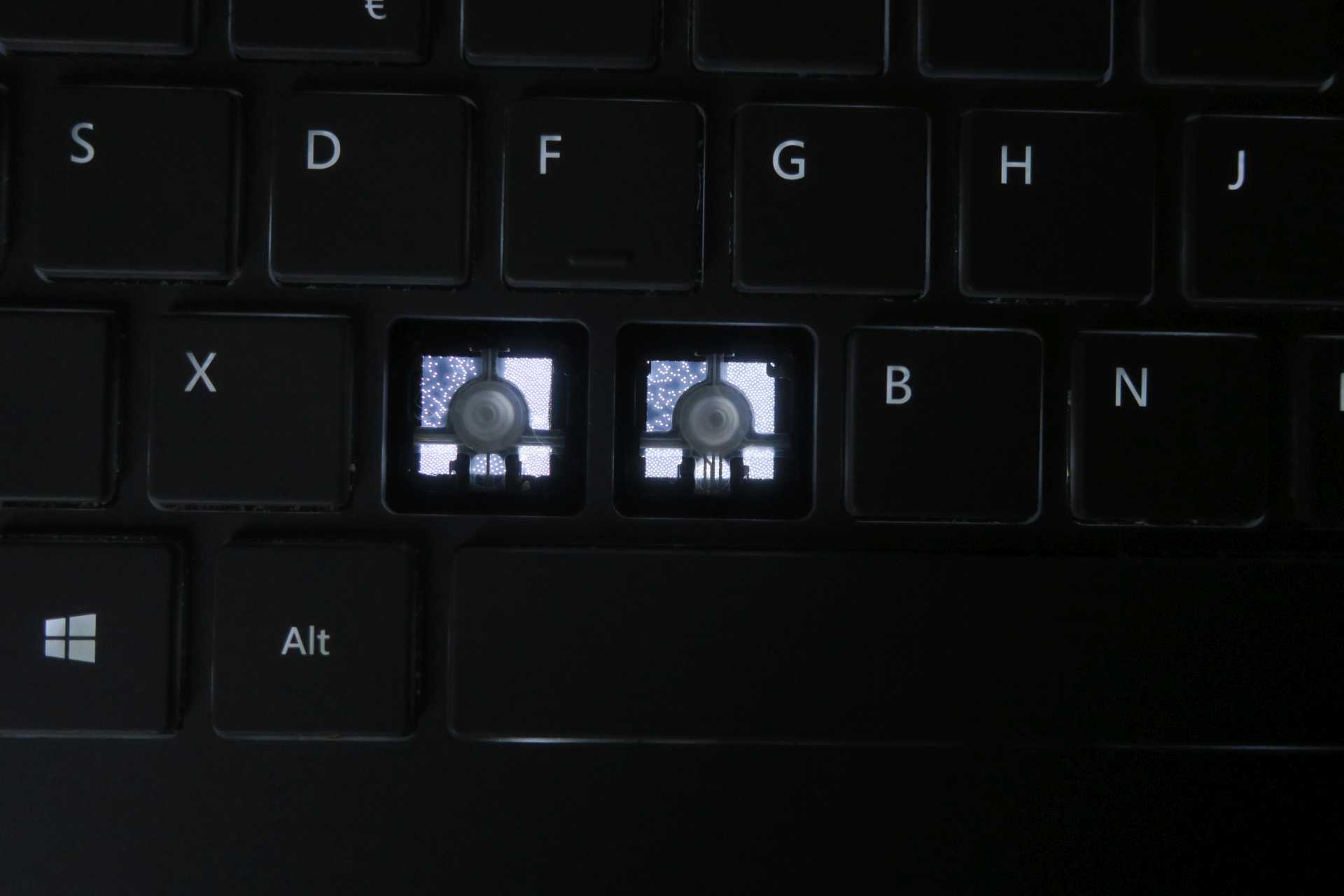 Surface Book: Tasten zusammengeklebt